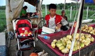 在地里干活他要了我